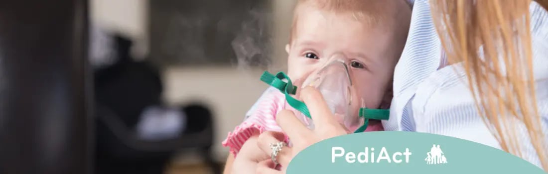 Traitement Par Inhalation De L'enfant Par Le Masque De L'inhalateur Avec  Fumée Douce