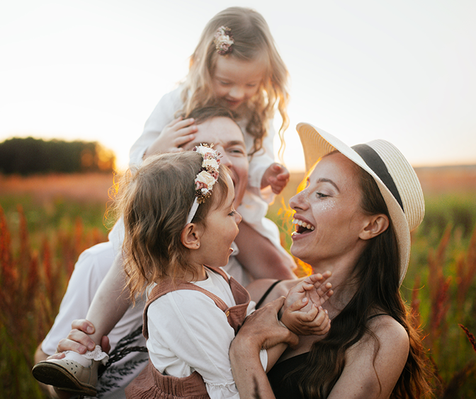 Laboratoire_2_family-with-girl-kid-blond-with-down-syndrome-with-parents-and-younger-sister-brown-chocolate-toning_t20_4dy9EO