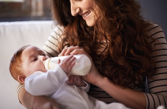 maman-donnant-biberon-bebe